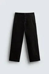 Pantalón de corte carrot fit confeccionado en tejido de mezcla de algodón. Presenta bolsillos frontales, bolsillos traseros de vivo y cierre frontal con cremallera y botón.