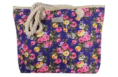 Cartera tipo tote bag con estampado floral sobre fondo azul, con asas de cuerda gruesa color crema.