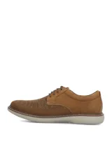 Zapato Hush Puppies modelo Bangu de estilo casual, confeccionado en cuero marrón con paneles de tejido tipo malla en la capellada para mayor ventilación, cordones tono sobre tono y suela de EVA en color gris claro.