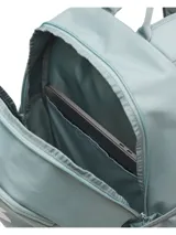 Mochila Under Armour modelo Hustle Lite, color verde grisáceo, con tecnología UA Storm resistente al agua. Cuenta con compartimento acolchado para portátil, dos bolsillos laterales de malla para botellas y panel inferior reforzado.