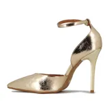 Zapato de tacón alto Vizzano, color plateado metalizado, con punta fina y tira ajustable al tobillo. El tacón es fino y plateado.