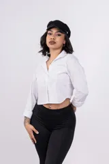 Camisa blanca crop con cuello clásico, mangas largas y cierre frontal con botones.