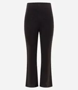 Pantalón de corte flare confeccionado en tejido piquet, con cintura alta y ajuste ceñido en caderas y muslos que se ensancha suavemente desde la rodilla.