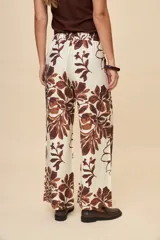 Pantalón ancho estampado de corte amplio y fluido, con cintura elastizada y lazo ajustable.