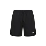 Short deportivo New Balance Tournament 7, color negro, con cintura elástica y cordón de ajuste. Cuenta con detalles de tela microperforada en los laterales para mayor ventilación y el logo de la marca estampado en blanco.