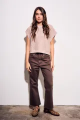 Pantalón de jean marrón de corte flare con terminación desflecada.