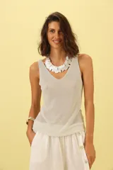 Musculosa plateada de lurex morley con escote en V y breteles finos.