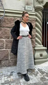 Pollera larga con estampado de líneas horizontales en blanco y negro.