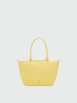 Bolso tote grande de diseño estructurado, color bordó, con doble asa larga y solapa frontal con cierre de botón a presión.