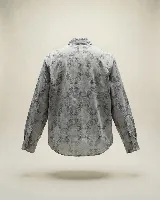 Camisa de algodón con estampado paisley integral en tonos grisáceos, de corte clásico, manga larga y cierre frontal con botones de nácar.