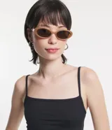 Top cropped de poliamida con escote recto y breteles finos, de diseño ajustado al cuerpo.