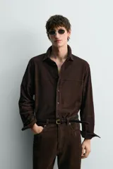 Camisa regular fit de cuero con acabado de ante, color marrón, con cuello solapa abotonada y manga larga.