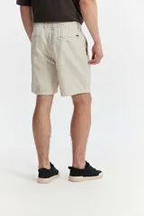 Bermuda estilo chino confeccionada en mezcla de lino y algodón, color azul melange, de corte suelto, cintura elastizada con cordón ajustable y pinzas delanteras.