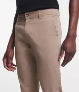 Pantalón de vestir color verde oscuro, corte slim, confeccionado en sarga de algodón y elastano.