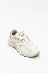 Zapatillas urbanas blancas con detalles plateados, de estilo chunky.