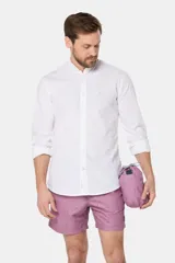 Short de baño color lila con estampado de flamencos, con cintura elástica y cordón ajustable, bolsillos laterales y suspensor de malla fina.