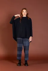 Pantalón de mujer de corte amplio y largo hasta el tobillo, con dobladillo. Presenta un estampado a cuadros en tonos de azul oscuro y gris.
