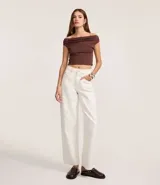 Pantalón baggy de tiro medio color blanco, confeccionado en sarga de algodón. Cuenta con trabillas en la cintura, cuatro bolsillos, cierre con cremallera, lateral desplazado y costuras contrastantes.