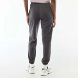 Pantalón de chándal color negro con cintura elástica y puños elastizados en los tobillos.