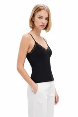 Musculosa blanca de breteles finos y escote en V con detalle de encaje bordado, de corte ajustado y corto.