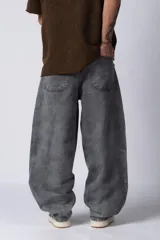 Jean de corte baggy con diseño amplio y holgado, confeccionado en denim de lavado claro con efecto desgastado en las piernas.