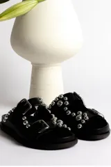 Sandalias marrones de cuero con doble tira, hebillas plateadas y apliques de tachas redondas plateadas.