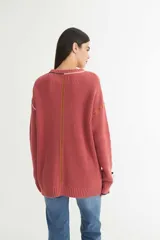 Sweater tejido de punto color ladrillo, con cuello redondo y calce oversize.