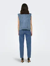 Chaleco largo de denim color azul medio, con cuello camisero, cierre frontal de botones metálicos y bolsillos de parche en la parte delantera.