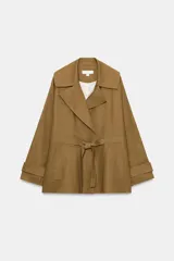 Chaqueta estilo trench confeccionada con lino en color tostado, con cuello solapa, manga larga con trabillas en los puños y bolsillos delanteros de vivo. Cuenta con un cinturón lazada para ajustar en la cintura.