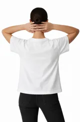 Remera de manga corta de algodón, de corte ancho y cuello a la base en color blanco.