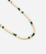 Collar largo con piedras en resina de color verde, blanco, negro y beige, con canutillos dorados y cierre de gancho con niveles de ajuste.