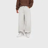 Pantalón de jean estilo baggy, de corte amplio y relajado, en color gris claro.
