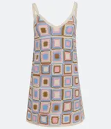 Vestido corto de punto con técnica de ganchillo, diseño de cuadros multicolores en tonos pastel y marrón, tirantes finos y escote en V.