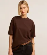 Remera básica de corte relaxed, color marrón, con cuello redondo y mangas cortas.
