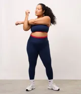 Legging deportiva Get Over de tiro alto, color azul marino con detalle de cintura elástica en color rojo. Confeccionada en tejido de microfibra elástica.