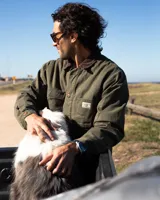 Campera estilo workwear de canvas resistente color verde oscuro. Cuenta con interior forrado en corderito sherpa, cuello de pana en tono marrón, cierre frontal con botones metálicos color cobre, cuatro bolsillos frontales y un bolsillo interior.