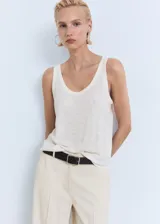 Pantalón de tiro medio con diseño recto y largo, confeccionado en mezcla de viscosa y poliéster. Cuenta con trabillas, dos bolsillos laterales y cierre oculto con botón, gancho y cremallera.