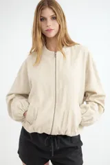 Chaqueta bomber rústica color negro con cuello redondo y cierre frontal de metal.