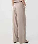 Pantalón de sastrería Blue Steel con corte palazzo y tiro alto, de color beige, con pinzas delanteras, cintura estructurada con presillas y cierre frontal oculto.