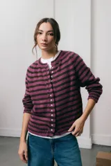 Saco tejido de punto a rayas horizontales en tonos violeta y marrón, con cuello redondo, manga larga y cierre frontal con botones.