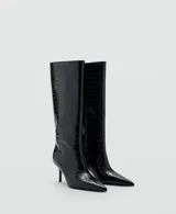 Bota alta de cuero sintético negro con textura efecto cocodrilo, punta fina y taco aguja fino.