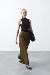 Pantalón wide leg de corte sastrero, color negro, con cintura de tiro medio y diseño de pernera amplia y relajada.