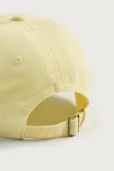 Gorra de seis paneles confeccionada en tejido de algodón con efecto suavemente lavado y visera curva, cuenta con ajuste en la parte posterior.