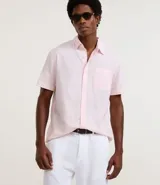 Camisa de hombre de manga corta confeccionada en mezcla de lino y algodón. Presenta un calce comfort, cuello camisero, cierre frontal con botones y un bolsillo en el pecho. Marca Marfinno.