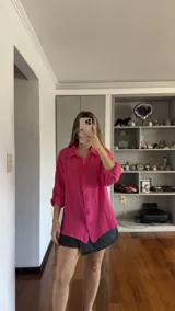 Camisa fucsia de muselina con mangas 3/4 y corte holgado.