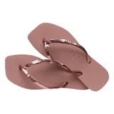 Ojotas Havaianas modelo Slim Square con base negra de diseño cuadrado y tiras finas decoradas con lentejuelas doradas.