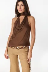 Top negro de satén cortado al sesgo, con escote halter abullonado y lazo en el cuello.