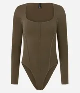 Body de manga larga marca Blue Steel, confeccionado en poliamida seamless con escote cuadrado y cierre en la entrepierna.