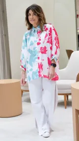 Pantalón de jean blanco de corte wide leg con tajos laterales en el ruedo.