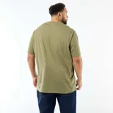 Remera de manga corta con cuello en V, confeccionada en tejido de punto color verde oliva. Presenta un corte clásico y una pequeña etiqueta decorativa en el ruedo inferior.